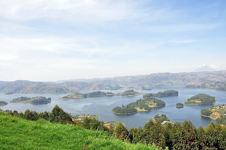 BUNYONYI_004_Photo_by_-Shaayflix-Dr-Shaay_WIKIPEDIA