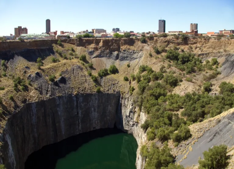 BIGHOLE_001_PHOTO_BY_Lubor-Ferenc_WIKIPEDIA-1