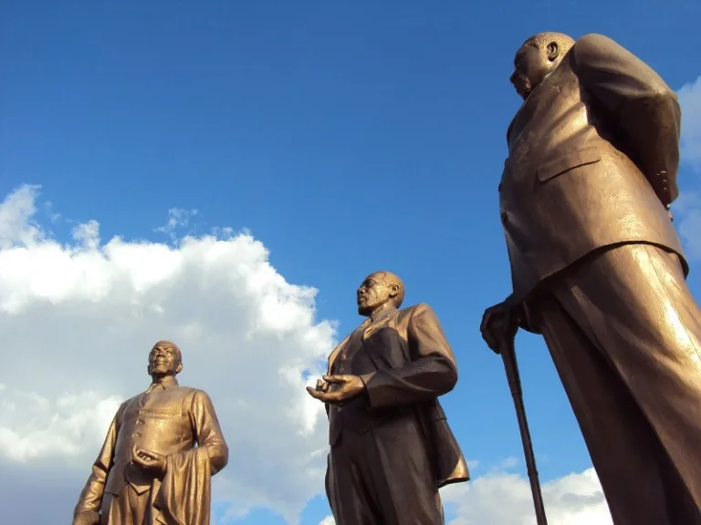 THREEDIKGOSI_002_PHOTO_BY_Shosholoza-_WIKIPEDIA THREEDIKGOSI_002_PHOTO_BY_Shosholoza-_WIKIPEDIA