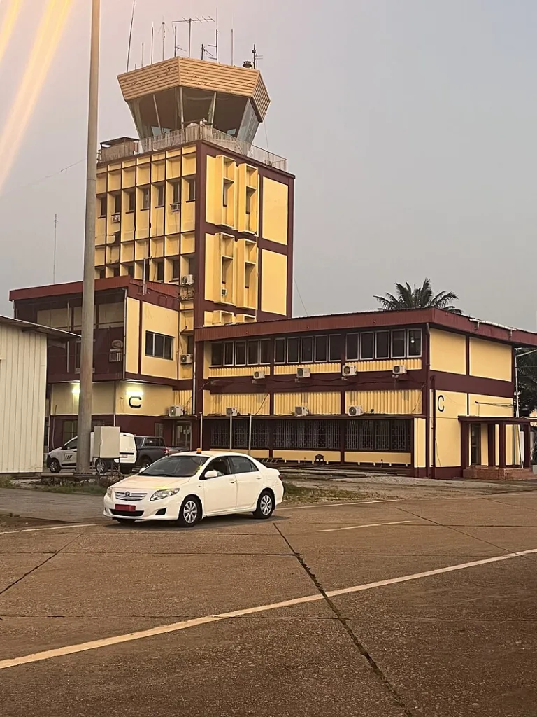 Aaeroport international Ahmed Sekou Toure photo by Aboubacarkhoraa WIKIPEDIA 768x1024