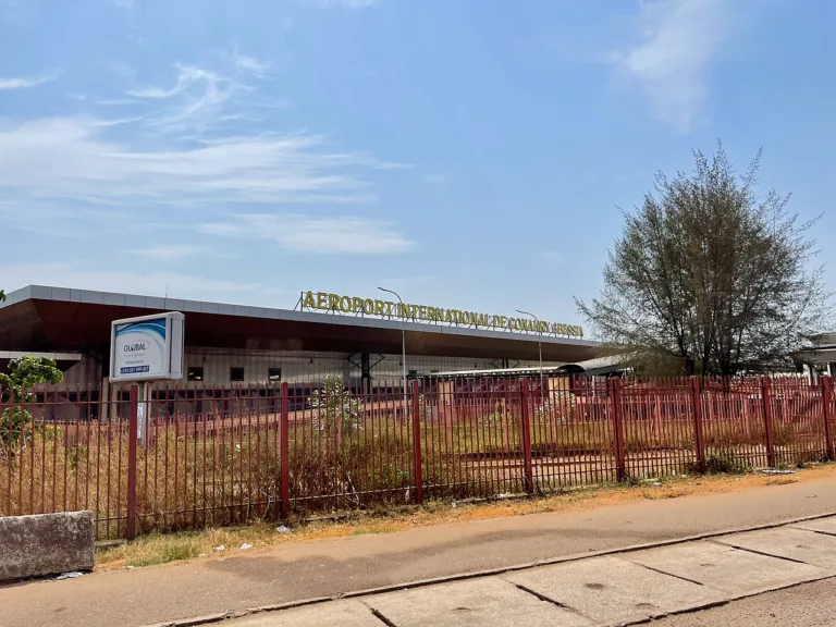 Aeroport international de Conakry photo byFawaz.tairou WIKIPEDIA 768x576